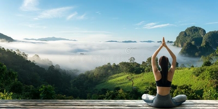 yoga-de-pratique-jeune-femme-dans-la-nature-110808584